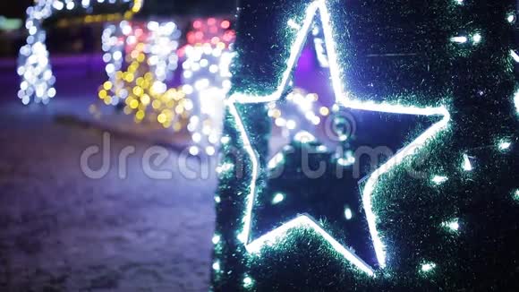 圣诞节新年时间在城市街道装饰和照明视频的预览图