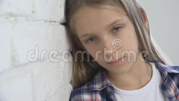 悲伤的孩子不快乐的孩子忧郁症的生病的女孩穿着体贴的人视频的预览图
