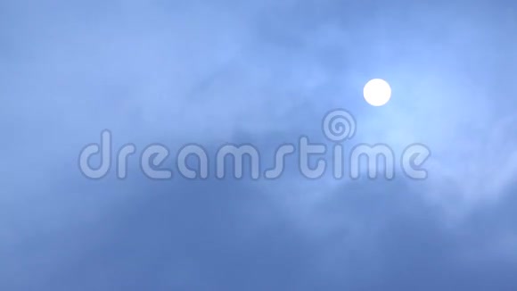 月亮在天空中落下视频的预览图