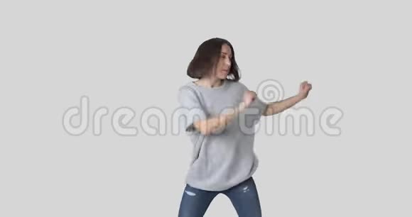 女人在白色背景下跳舞视频的预览图