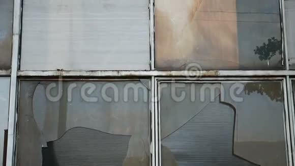 玻璃窗废弃视频仓库破损视频的预览图