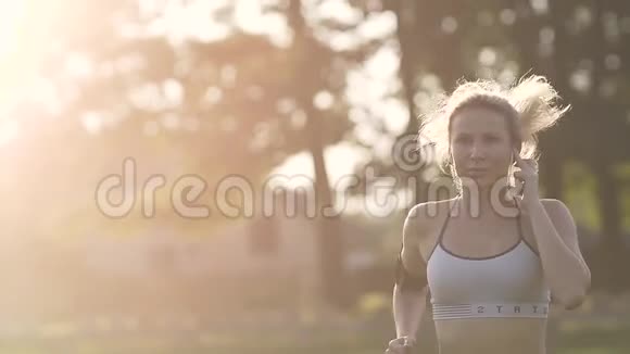 日出时奔跑的女人视频的预览图