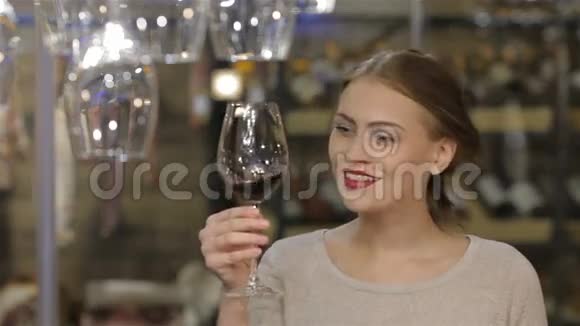美丽的年轻女子喝酒视频的预览图