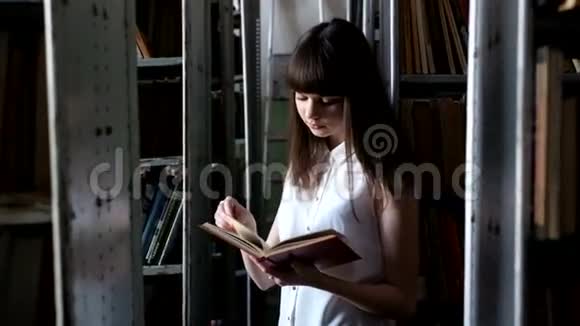 图书馆里漂亮的女孩视频的预览图