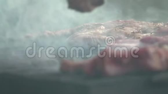 烤架上的肉排视频的预览图