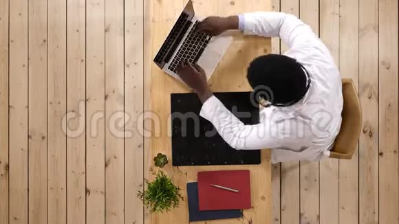 医生用笔记本电脑在桌子上工作视频的预览图