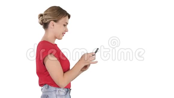 在白色背景下使用手机的漂亮女人视频的预览图