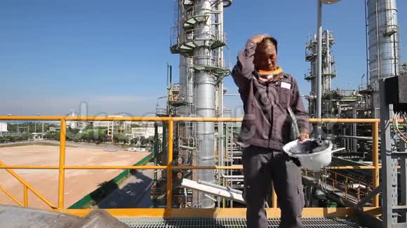 在炼油厂工作的工程师视频的预览图