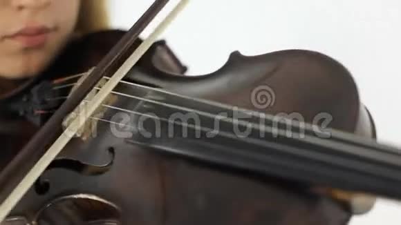 有灵感的女孩拉小提琴视频的预览图