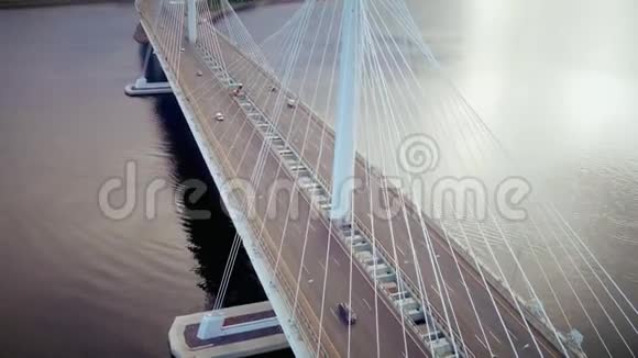 现代海滨城市现代悬索桥上的无人观景车视频的预览图