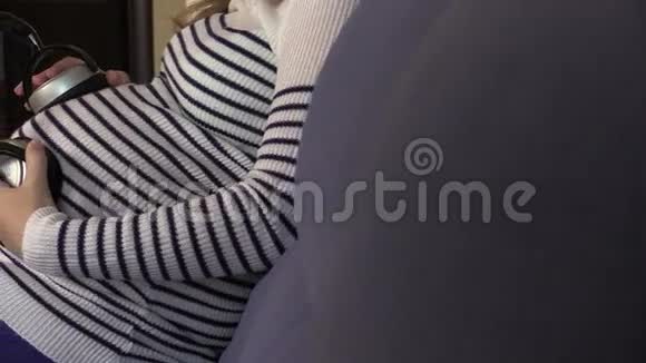 未出生的婴儿听音乐孕妇的肚子视频的预览图