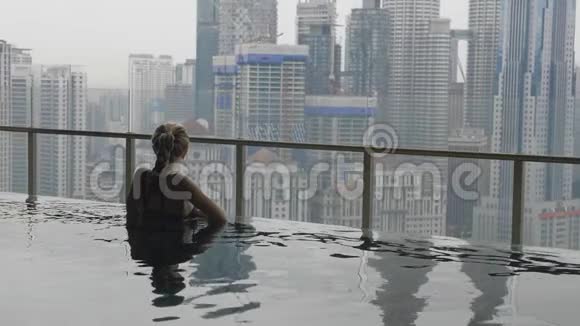 女人在游泳池放松视频的预览图