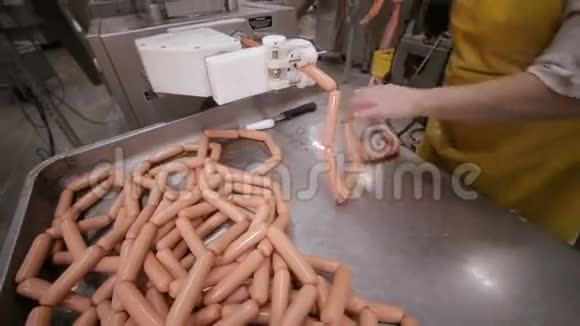 屠夫在自动肉类加工设备上制作新鲜香肠肉类加工厂的香肠生产视频的预览图