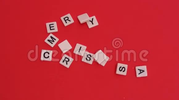 字母瓷砖移动在红色背景上拼写圣诞快乐视频的预览图