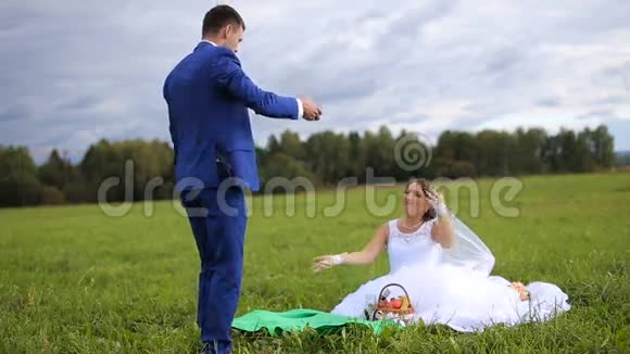 夏日绿茵草地上的新郎新娘视频的预览图