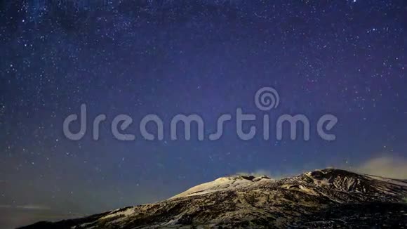 埃特纳火山上方的银河系时间流逝视频的预览图