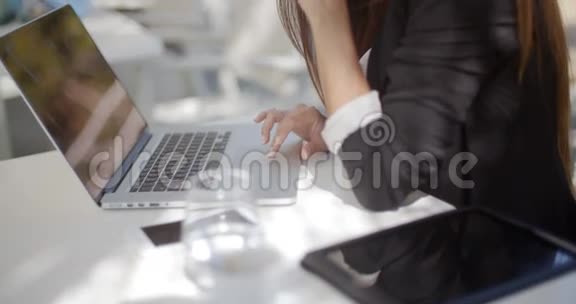 关闭商务女性电脑视频的预览图