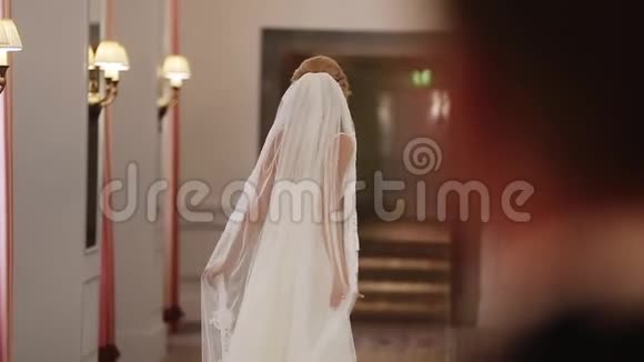 新娘为新郎摆姿势视频的预览图