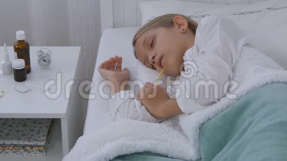 患病儿童卧床患病儿童体温计女孩住院药物视频的预览图
