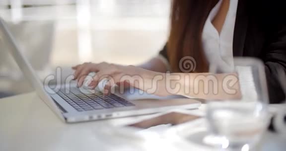 关闭商务女性电脑视频的预览图