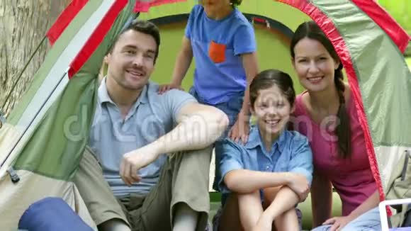 一家人在帐篷里露营视频的预览图