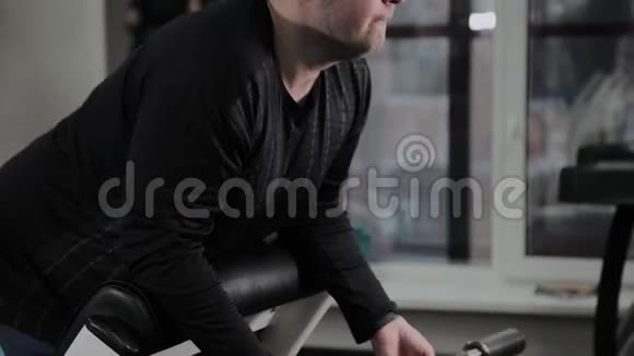 快乐的胖子在健身房做了错误的运动第一次在健身俱乐部视频的预览图