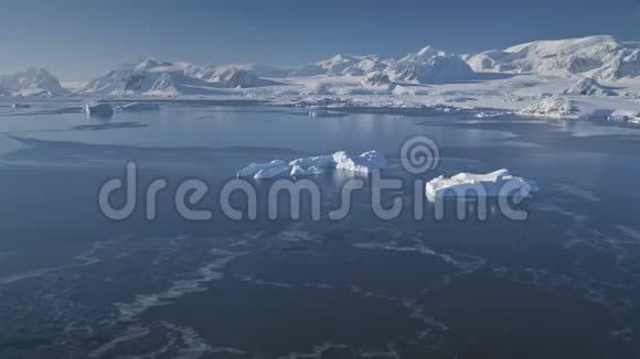 飞越南极洲极地海洋雪山视频的预览图