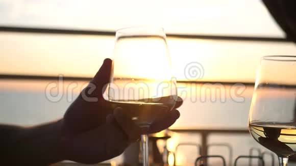夕阳下的一杯酒高清1920x1080慢动作视频的预览图