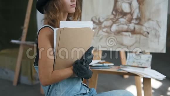 艺术家坐在Easel之前的肖像视频的预览图
