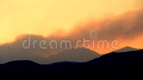 太阳落山时森林火灾烟气的时间推移视频的预览图