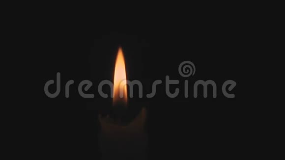 蜡烛在黑色背景上燃烧视频的预览图