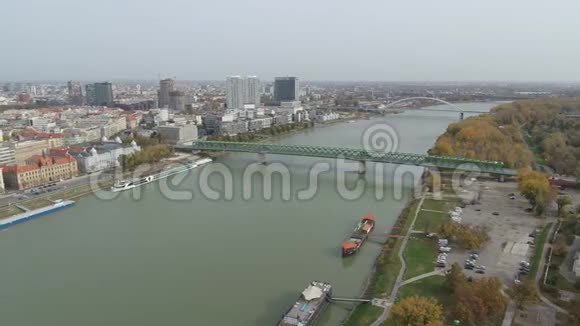 布拉迪斯拉发多瑙河现代桥视频的预览图