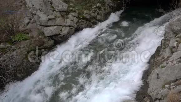 一条快速流动的山河视频的预览图