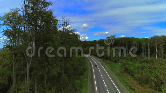 美丽的森林与高速公路从无人机的视野4K视频的预览图