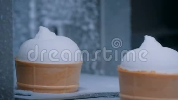 冰淇淋自动生产线冰淇淋锥输送带视频的预览图