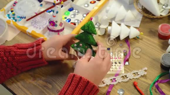 幼儿制作工艺品和玩具圣诞树等画水彩上景具有创造性的工作场所视频的预览图