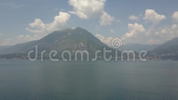 意大利科莫湖无人驾驶飞机和意大利阿尔卑斯山背景视频的预览图