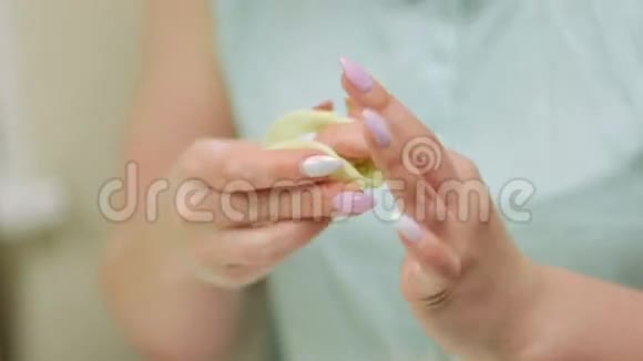 女性手准备饺子视频的预览图