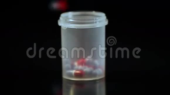 药丸胶囊掉进容器里视频的预览图