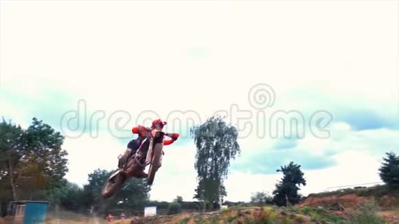 超级摩克罗斯MX骑士骑在肮脏的轨道上视频的预览图