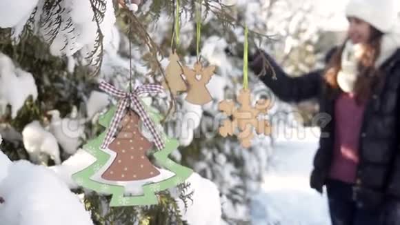 冬天公园玩雪的美女视频的预览图