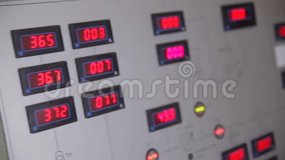 工业发电厂控制室的工业控制面板视频的预览图