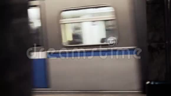 地铁列车经过视频的预览图