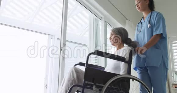 坐轮椅的成熟女人和护士视频的预览图