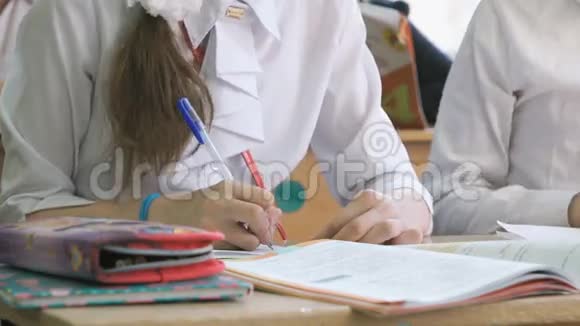 女学生用钢笔在复印本上写课文视频的预览图