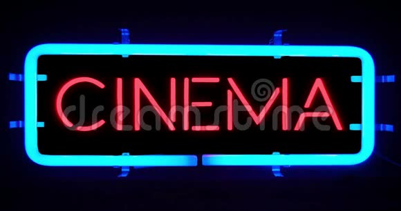 黑色背景上闪烁的蓝色霓虹灯标志电影院电影娱乐标志视频的预览图