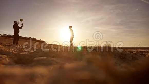 排球男子在沙滩剪影夕阳下打排球视频的预览图