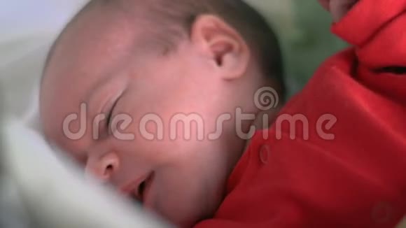 婴儿婴儿女孩睡觉视频的预览图