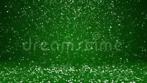 降雪沉降在旋转表面绿色冬季背景作为广告或标志圣诞节或视频的预览图