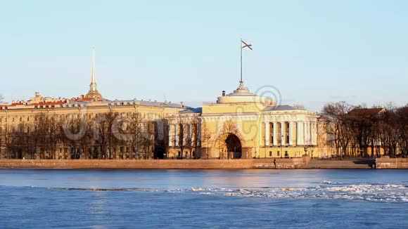 圣彼得堡冬季的海军大楼视频的预览图